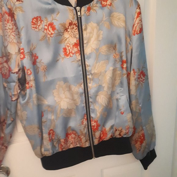 Beautiful floral Forever 21 size small bomber jacket - Picture 3 of 4